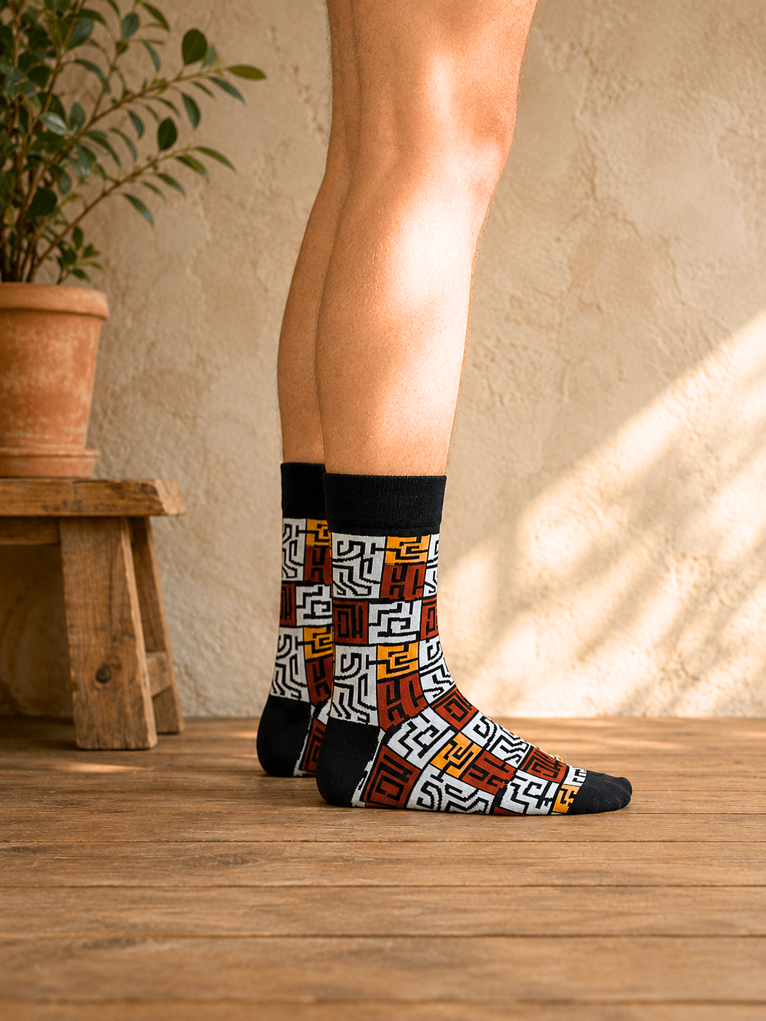 Chaussettes style ethnique motif tribal noir rouge jaune